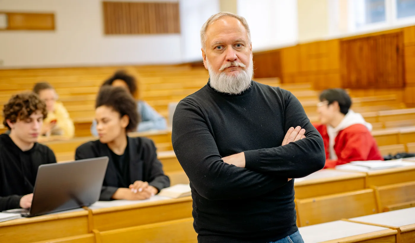 Professeur devant des étudiants dans un amphithéâtre universitaire